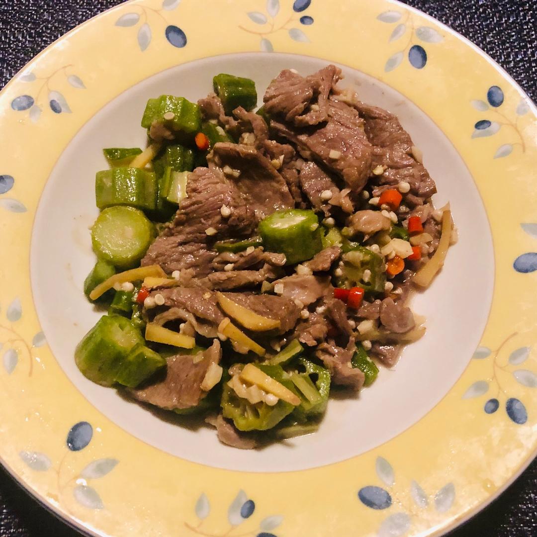炒鸡下饭的牛肉炒秋葵