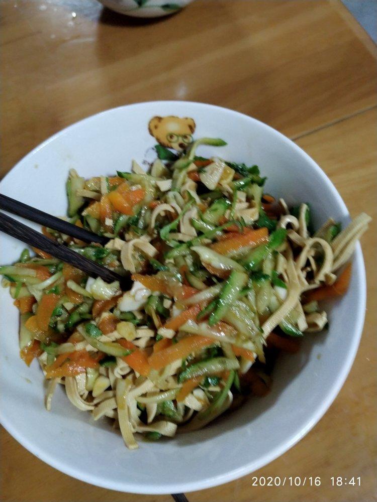 超快手的凉拌千张黄瓜胡萝卜丝