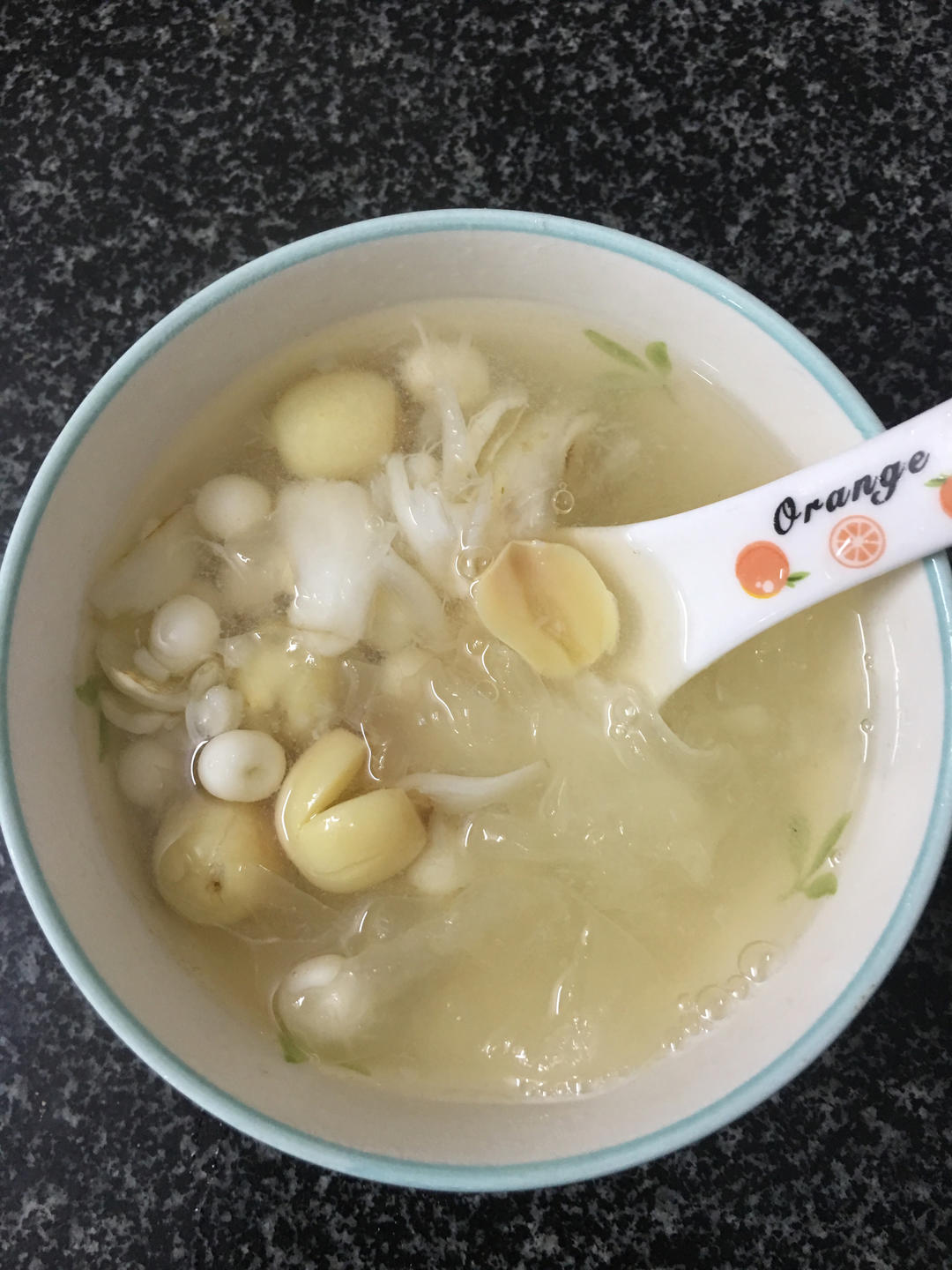 银耳莲子百合汤