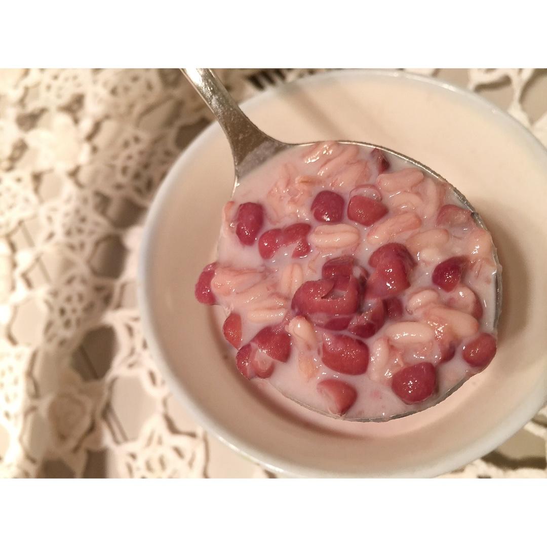 红枣红豆薏仁牛奶粥