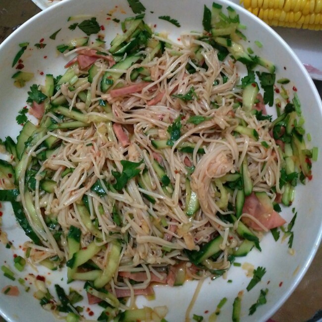 凉拌黄瓜金针菇