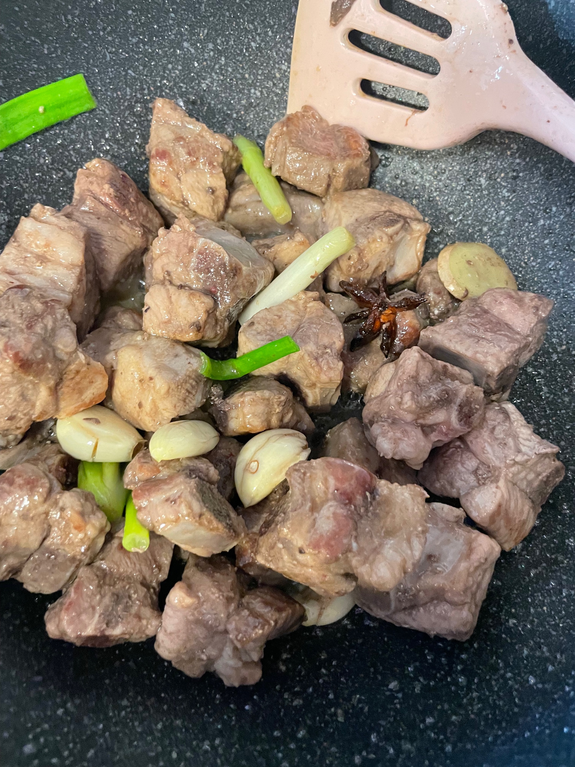 猪肉/排骨白菜炖粉条的做法 步骤2