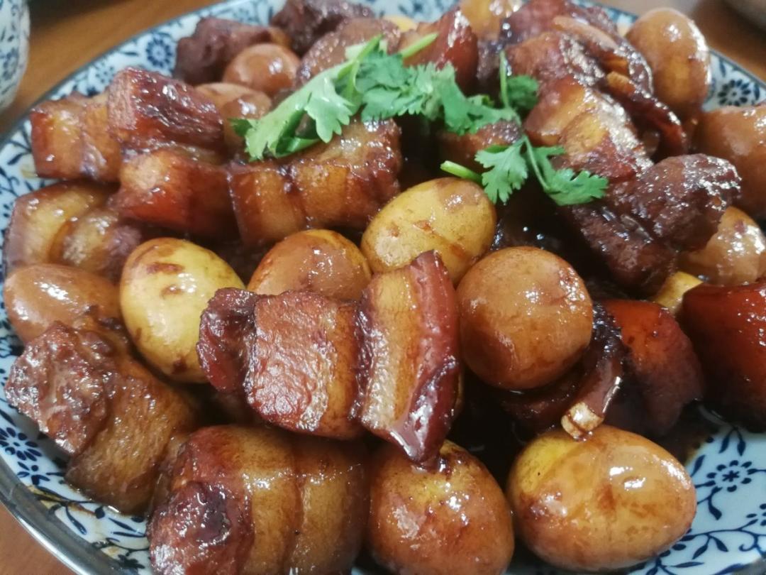 加了鹌鹑蛋后，这盘红烧肉，美味的逆天啦——鹌鹑蛋烧肉（孔瑶食谱）