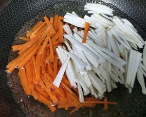 清肠美味：杏鲍菇，芹菜，红萝卜丝，也可加上豆腐干的做法 步骤2