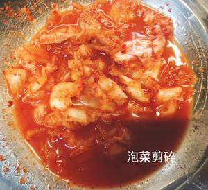 韩式泡菜饼✔韩剧里的美食，非常非常赞的做法 步骤2