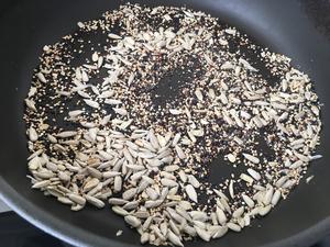 手揉｜浸泡谷物全麦餐包——低卡烘焙的做法 步骤2