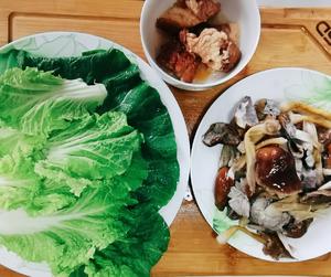 红烧肉罐头炖松茸（蘑菇）白菜的做法 步骤1
