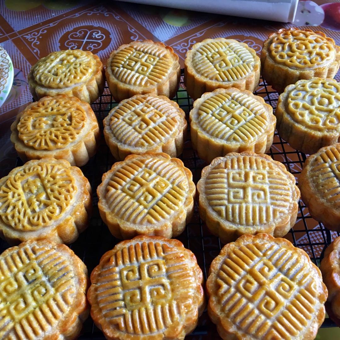 广式月饼－－蛋黄豆沙月饼