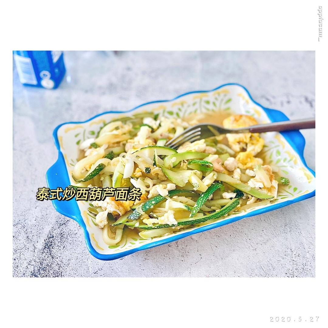 【健康三餐】泰式炒西葫芦“面条”（附不同擦丝工具比较）