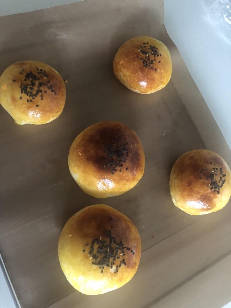 超软的奶香红豆沙面包