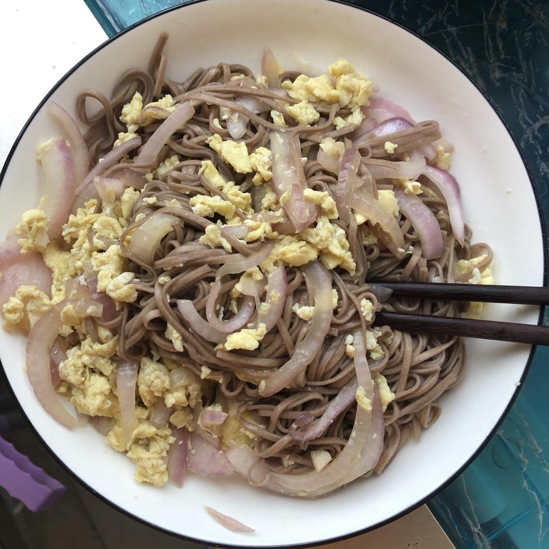 洋葱鸡蛋拌荞麦面