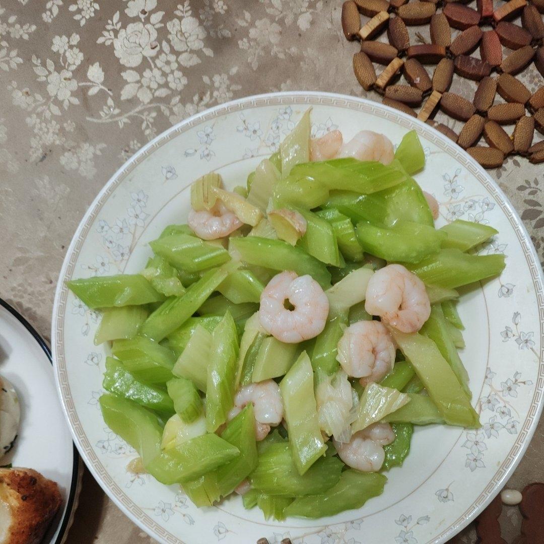 超级嫩的西芹吃法（西芹虾仁），小朋友也可以吃很多