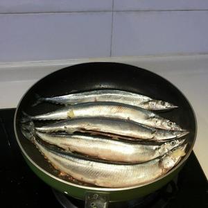 煎秋刀鱼的做法 步骤2