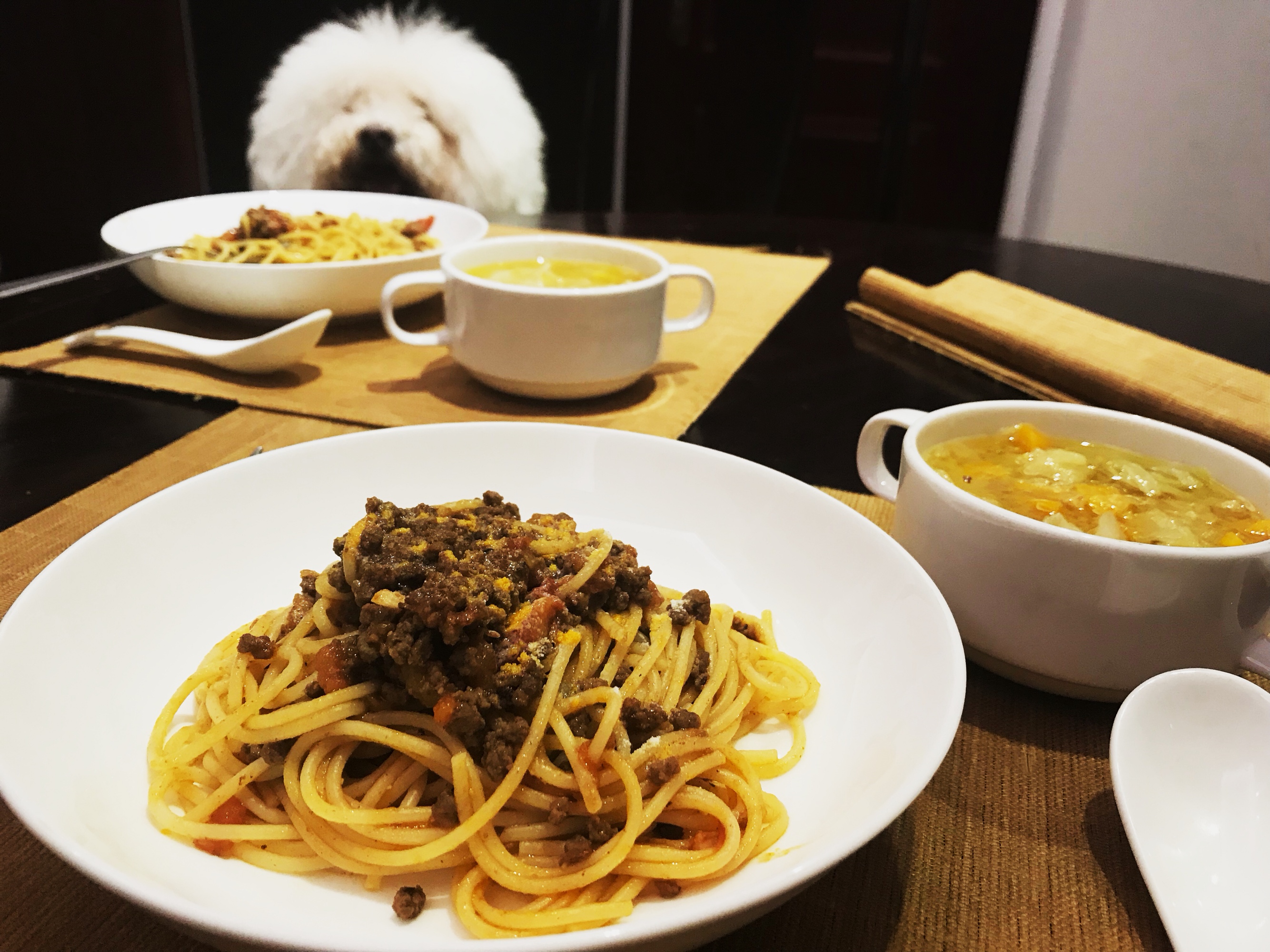 两个人一条狗的简单晚饭 — 番茄肉酱意面+蔬菜汤的做法