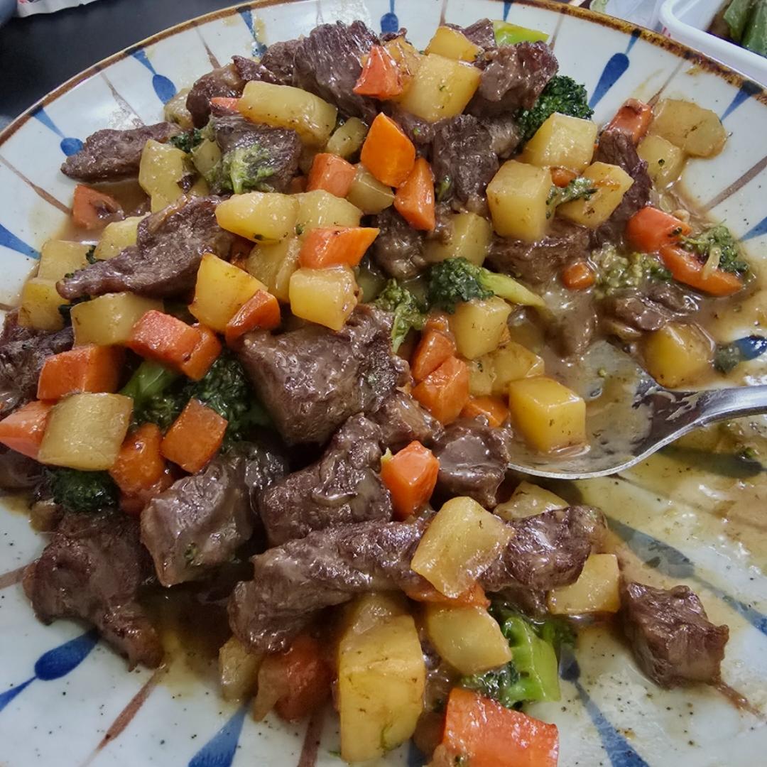 土豆燉牛肉之饭扫光，这样做也太香了吧，还没出锅已是浓香四溢了