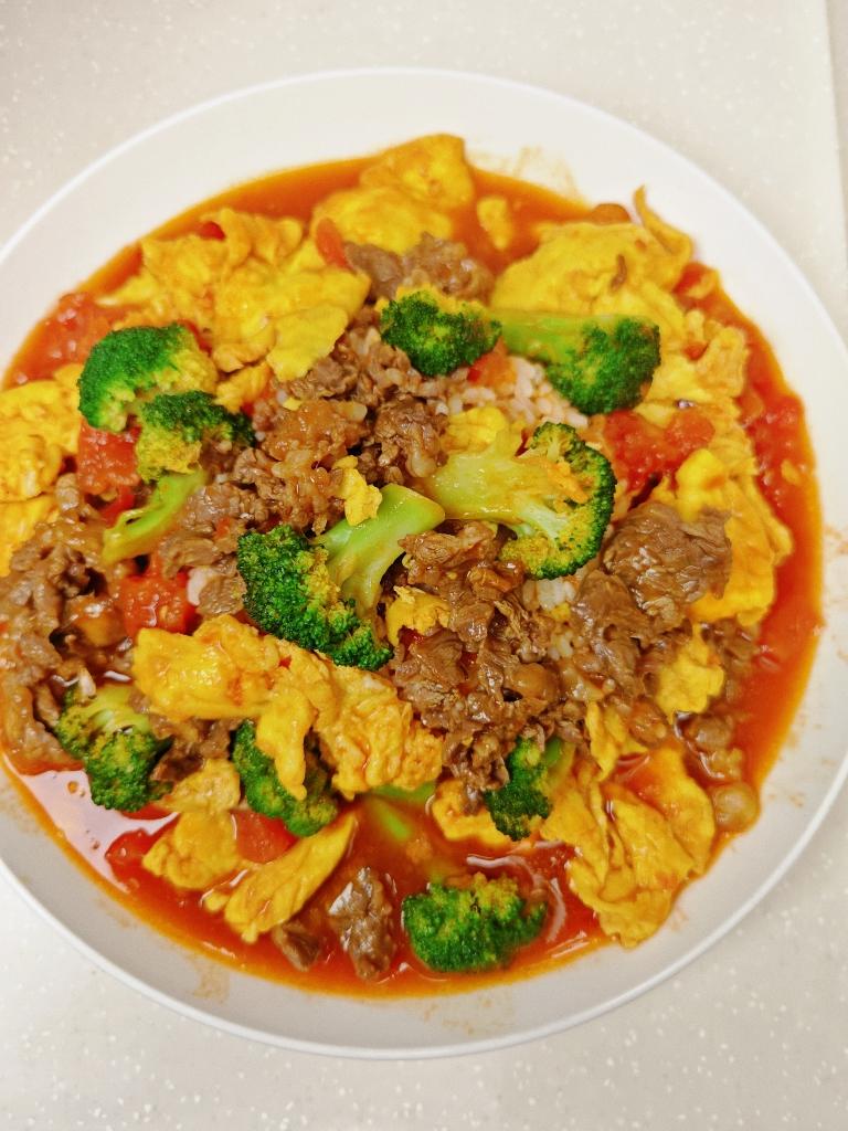 酸甜汤汁裹着滑嫩牛肉，西兰花清爽脆嫩，一口下去幸福感直接拉满