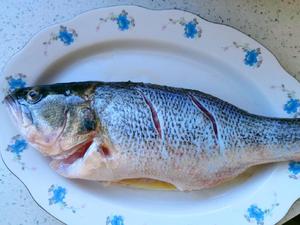 13～NANA清蒸鲈鱼☞且熟且嫩且无腥的小技巧的做法 步骤1