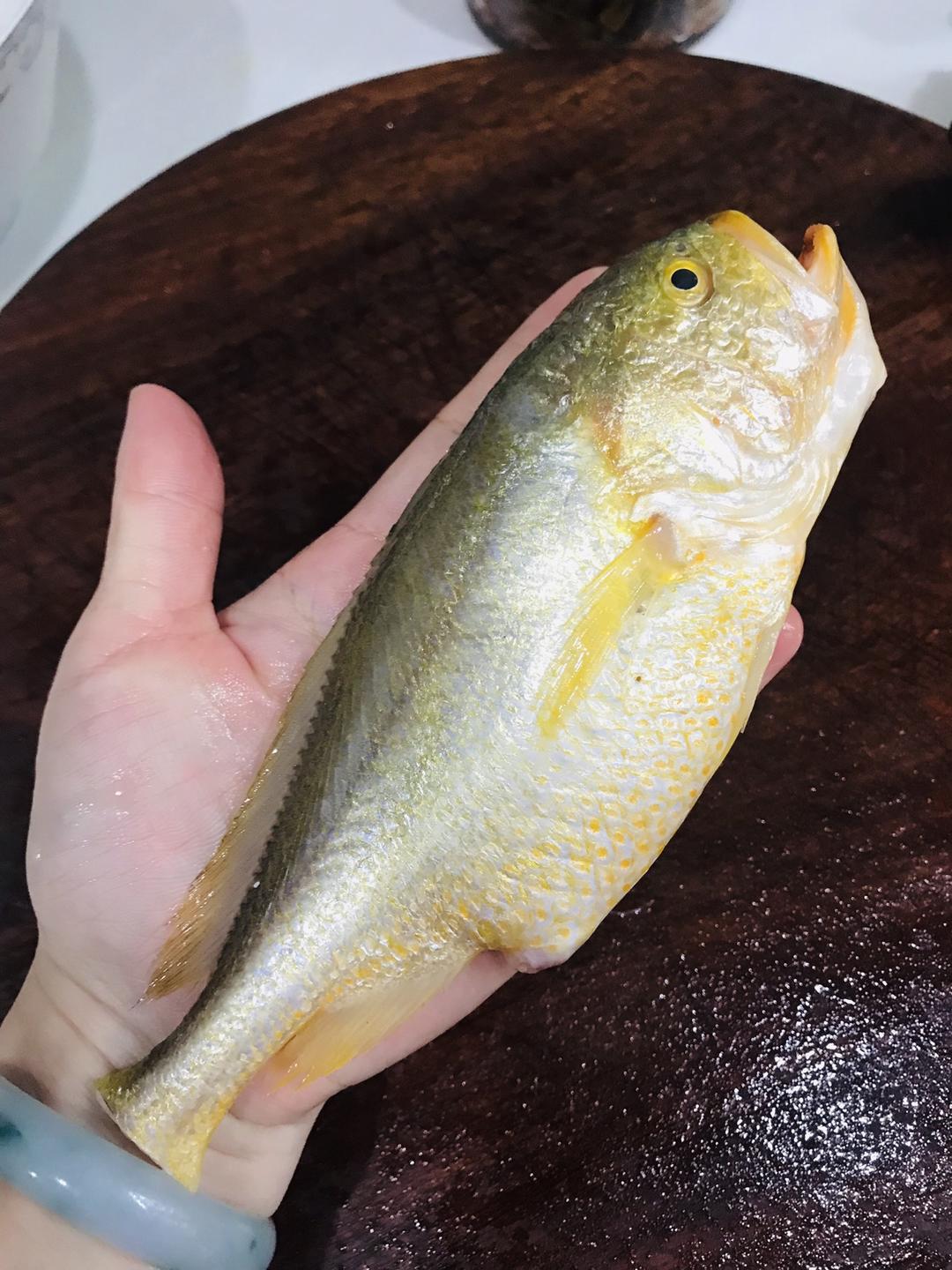 蒸黄皮头的做法盐1小勺食用油2勺生抽2勺姜丝少许陈皮半片黄皮头鱼:2