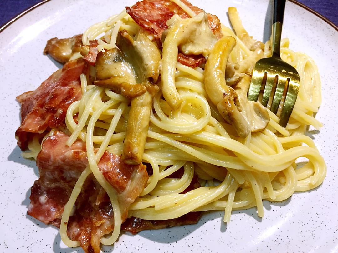 白汁蘑菇培根意粉