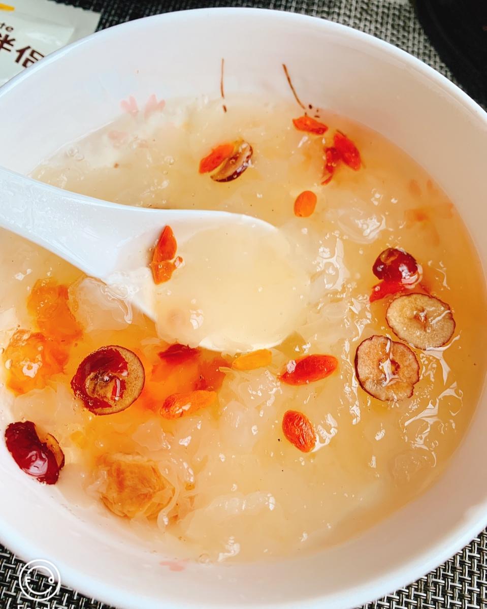 冰糖银耳红枣汤