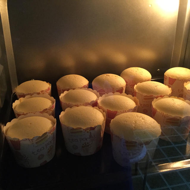 爱烘焙的张小花做的软绵绵戚风纸杯蛋糕