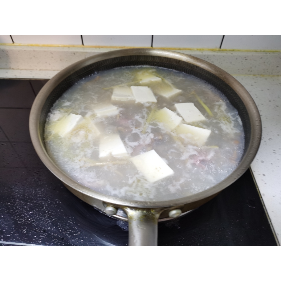 超级鲜的-河蚌、咸肉、豆腐汤的做法 步骤5