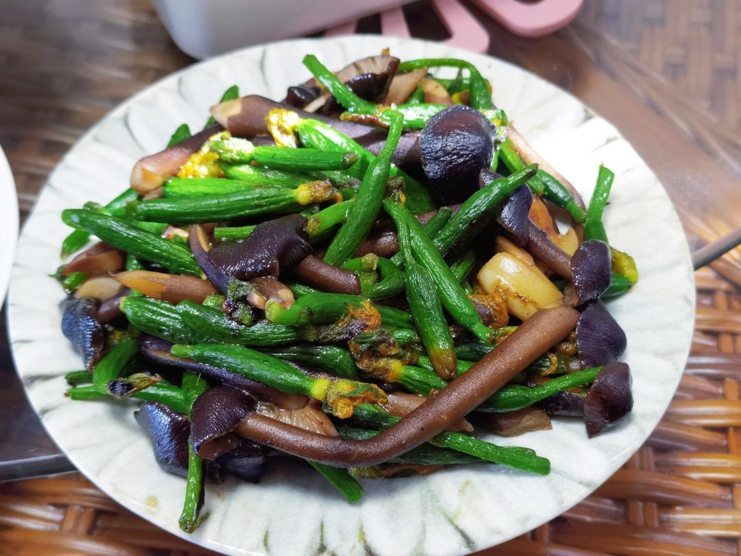 黑鸡枞菌素炒黄瓜花