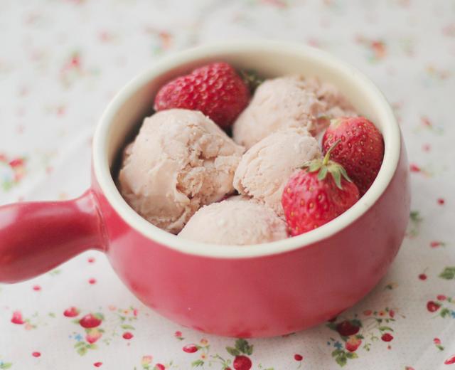 草莓牛奶冰淇淋（岛本薰版）的做法