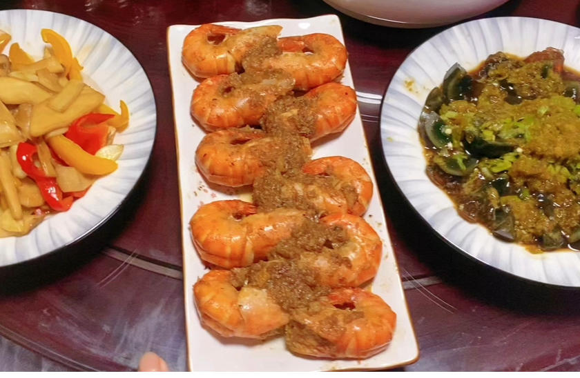 好吃到舔手的蒜爆罗氏虾（零失败，巨好吃)