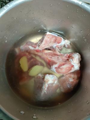 鹿茸菇猪骨汤的做法 步骤3