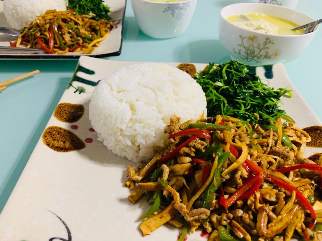 青椒肉丝盖浇饭