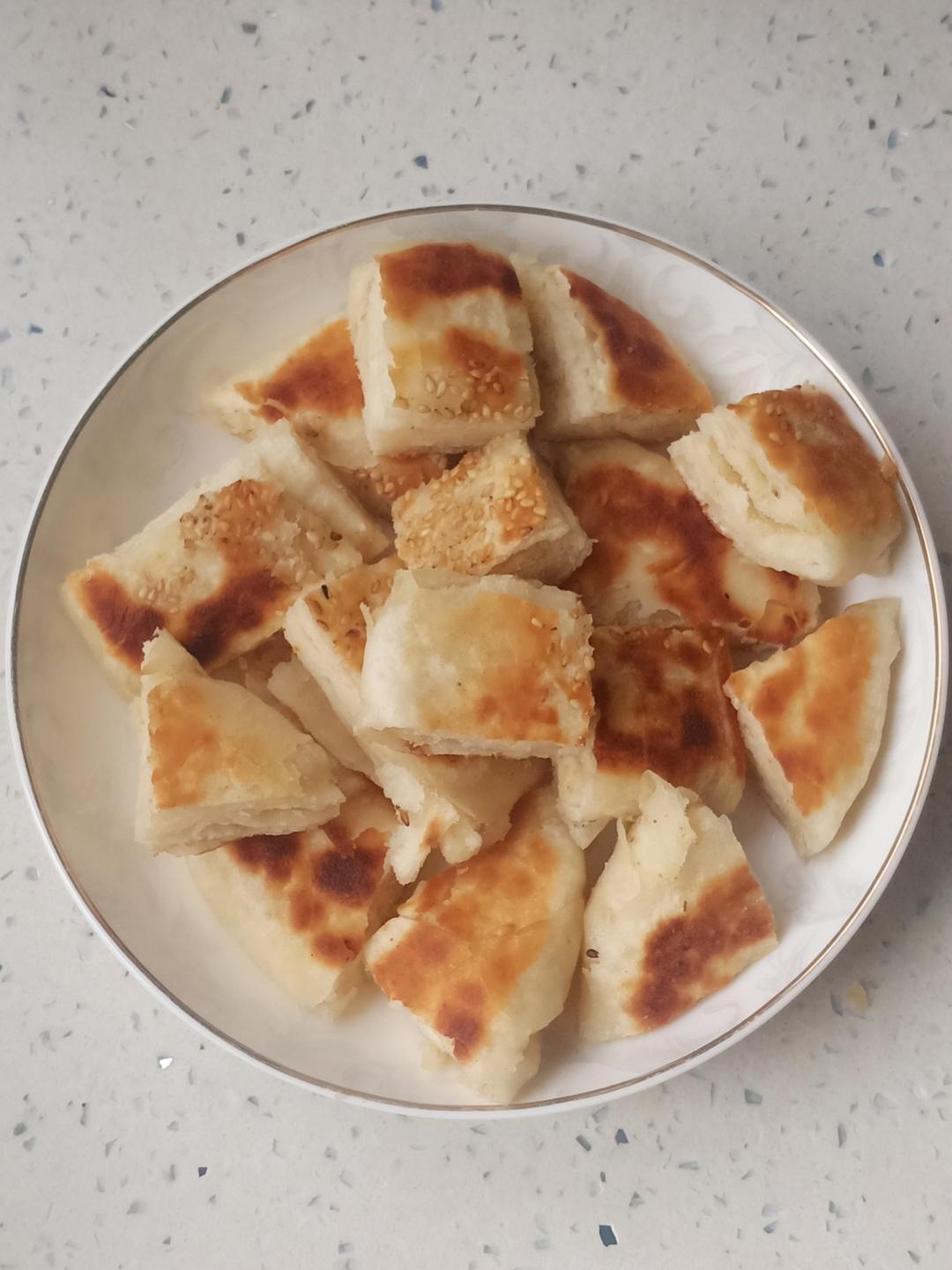 早餐店芝麻椒盐酥饼 外酥里软层次分明 一口咬下去直掉渣 附细节视频详解