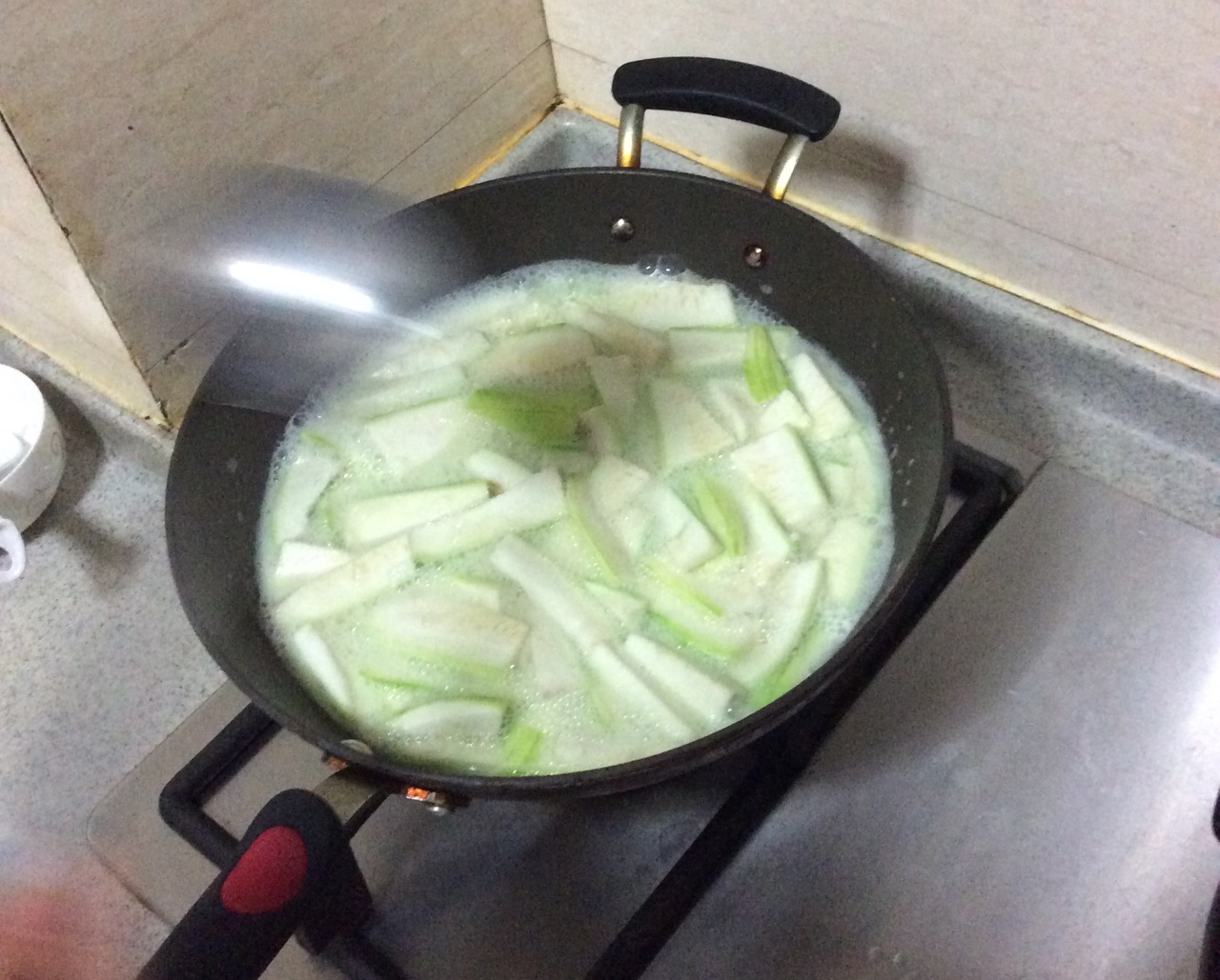 豆浆丝瓜油条的做法 步骤1