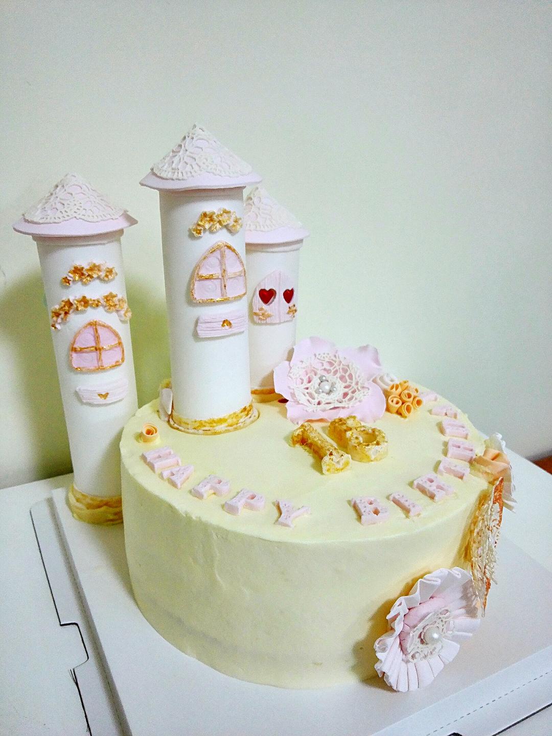 奶油蛋糕上的翻糖城堡的做法