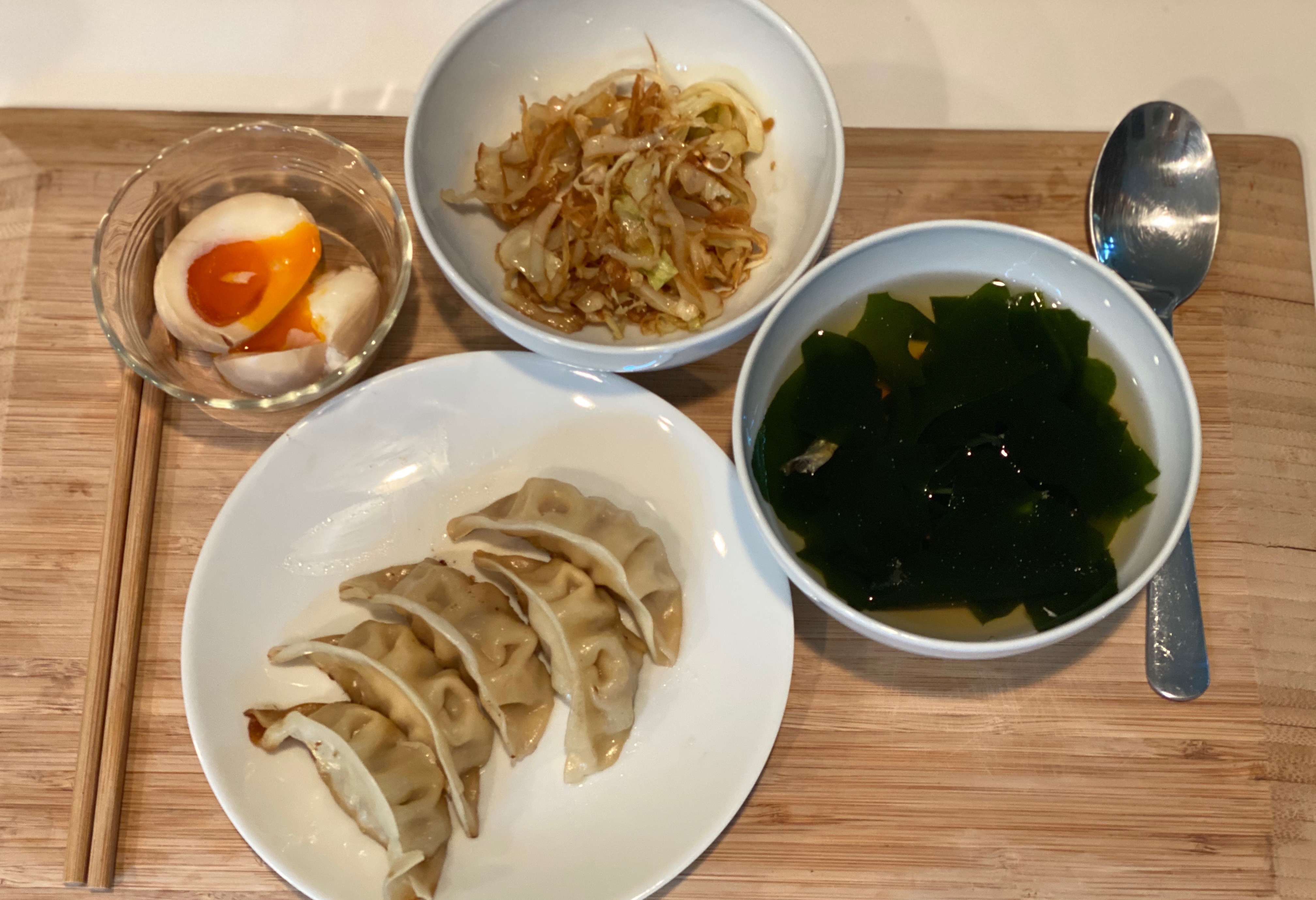 10m均衡-煎饺+裙带菜汤+4分钟卷心菜的做法