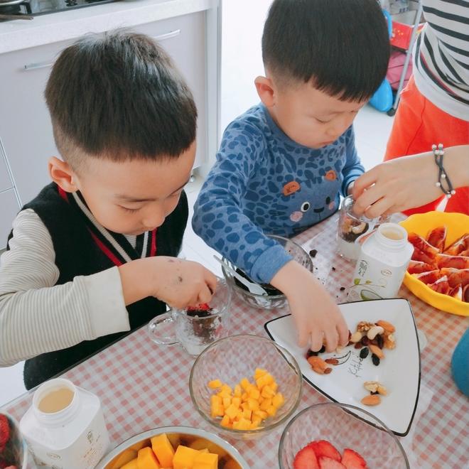 5周岁的宝贝们都能完成的奥利奥水果酸奶杯的做法
