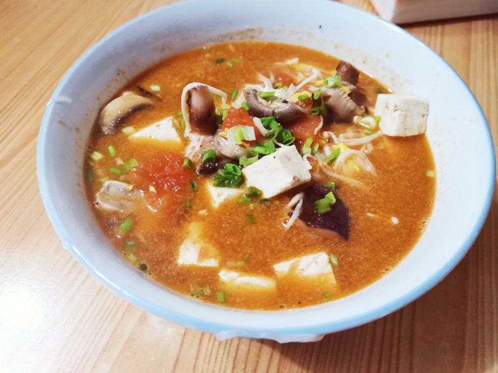 西红柿菌菇豆腐汤