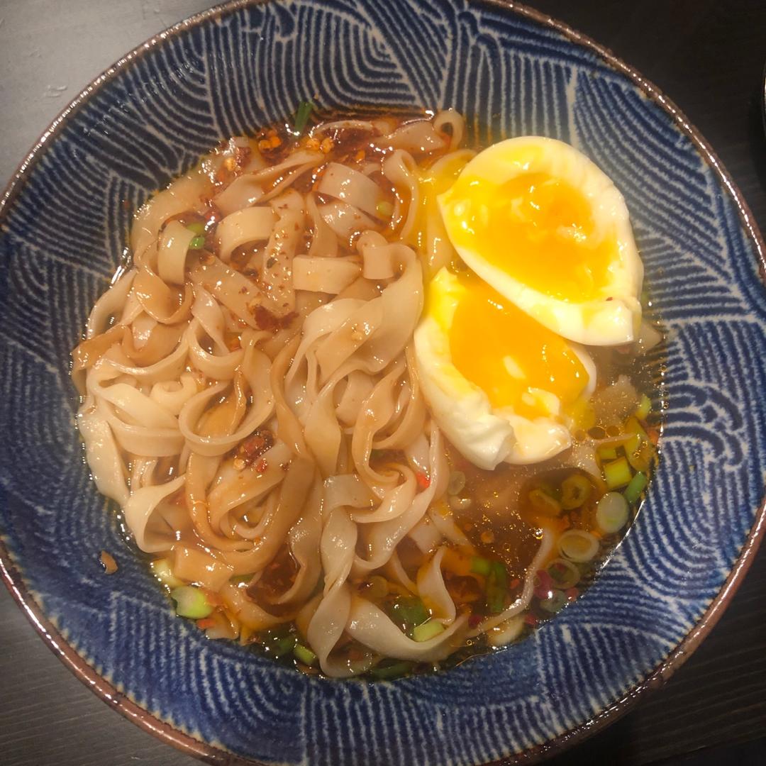 手擀面：面粉、盐、清水 三个用料可以做一千个美味的饭菜