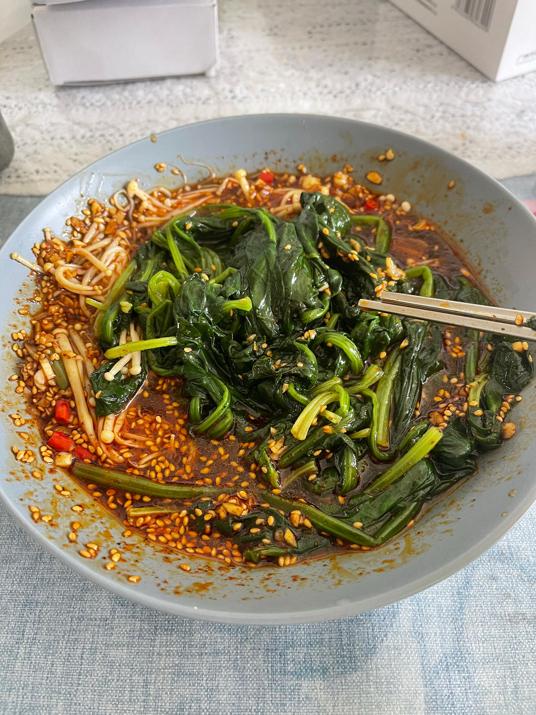 解馋减脂餐！酸辣开胃又下饭的菠菜拌金针菇