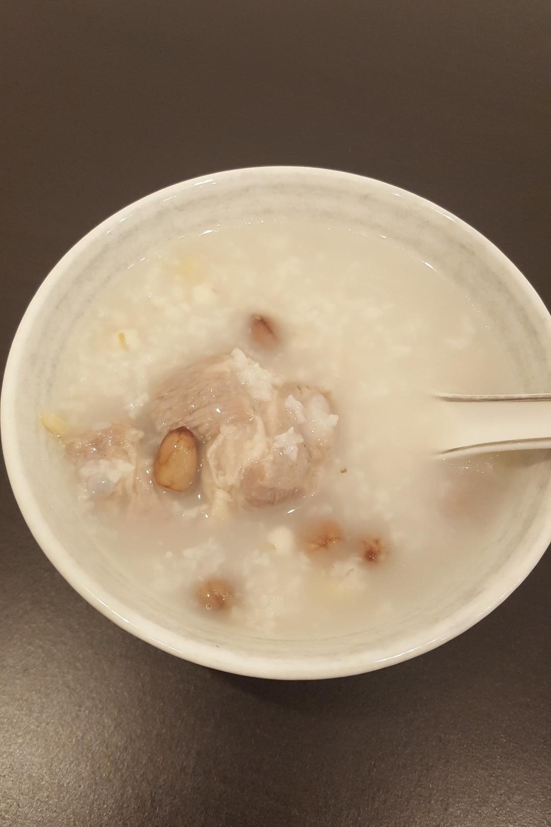 白羊座mq做的咸猪骨花生粥