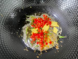 超下饭的剁椒毛豆炒梭子蟹的做法 步骤5