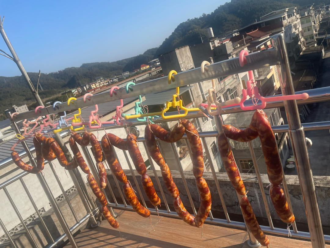 【烟熏麻辣香肠-城市版：在城市也能熏出家乡味】