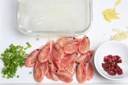 酸菜粉丝北极虾煲的做法 步骤2