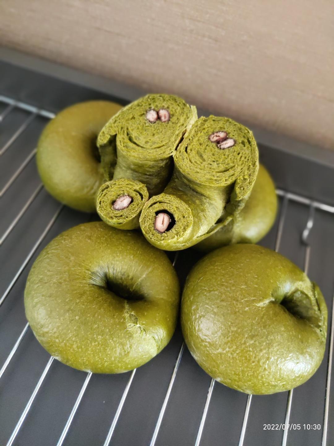 绿油油的抹茶红豆贝果