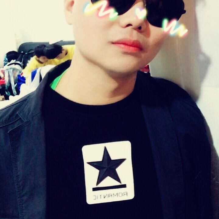 瀑布旁的小麻雀