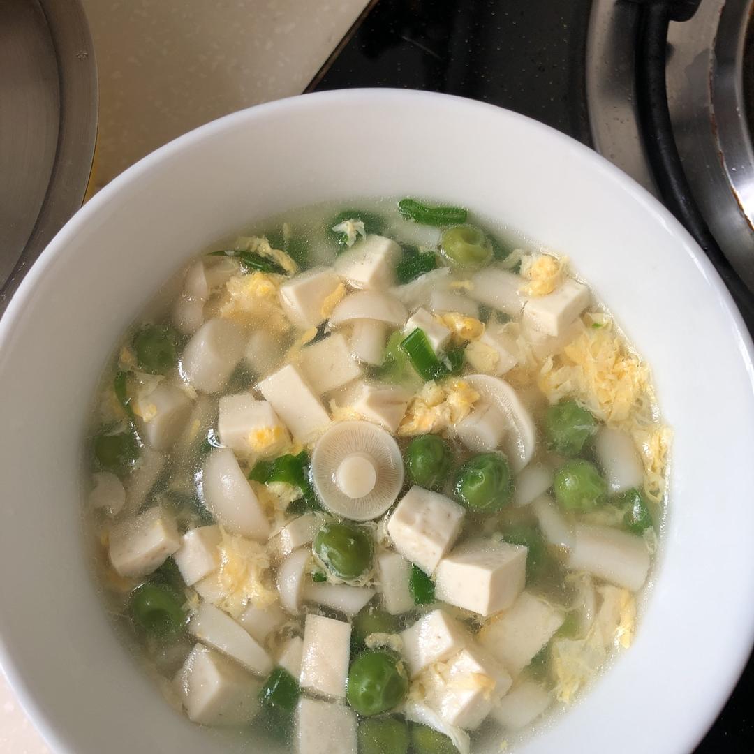 鲜掉眉毛的菌菇豆腐汤
