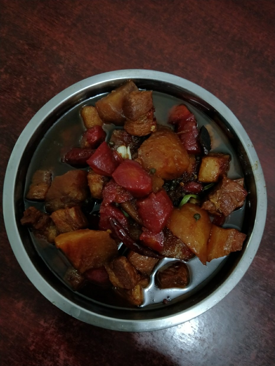 土豆（薯仔）红萝卜红烧肉