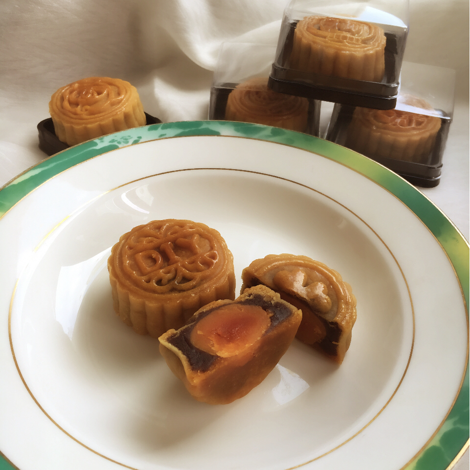 广式月饼—蛋黄莲蓉月饼