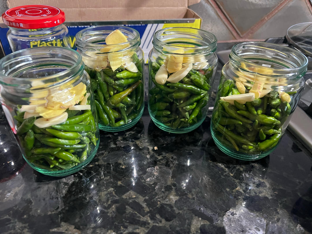 自制泡椒和胡萝卜 
辣椒也是自己种的