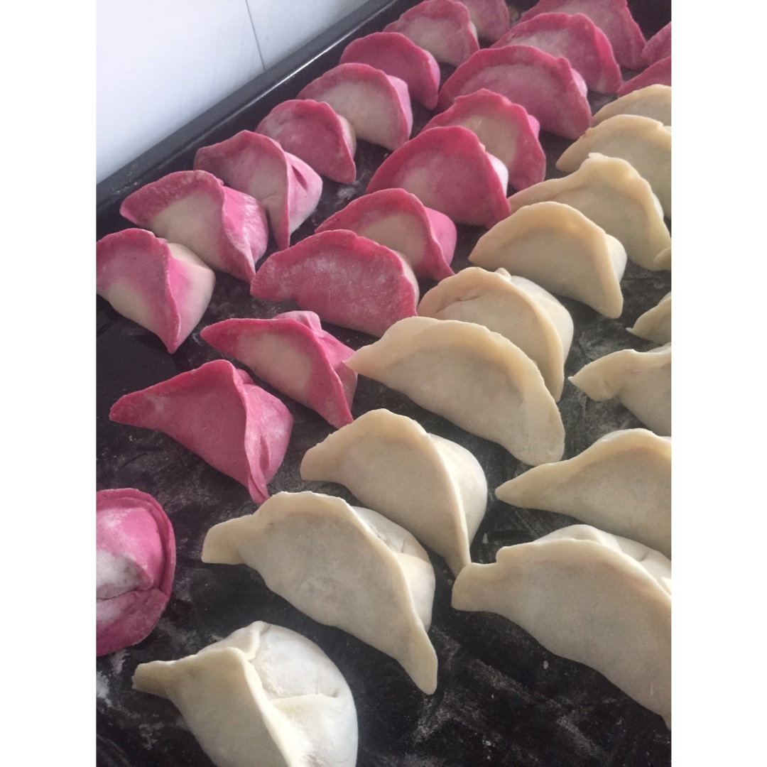 纯天然粉红色饺子